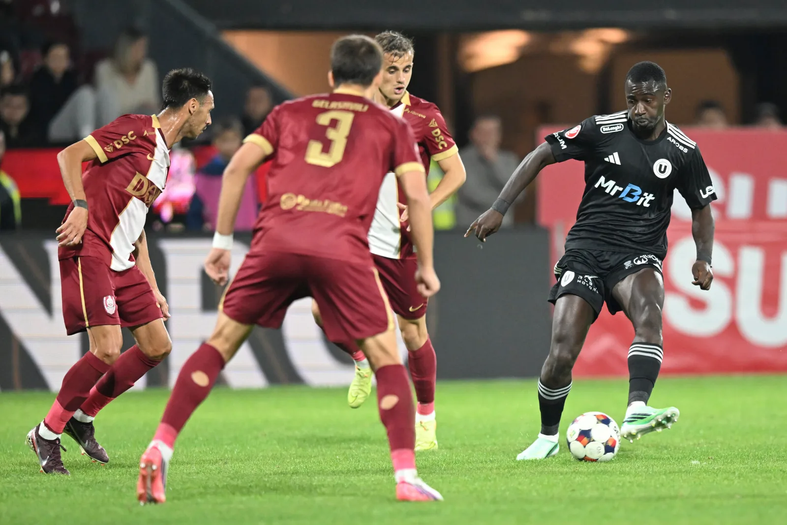 Photograph accompanying U Cluj Stages Second-Half Comeback to Defeat CFR 3-1 in Gruia Derby