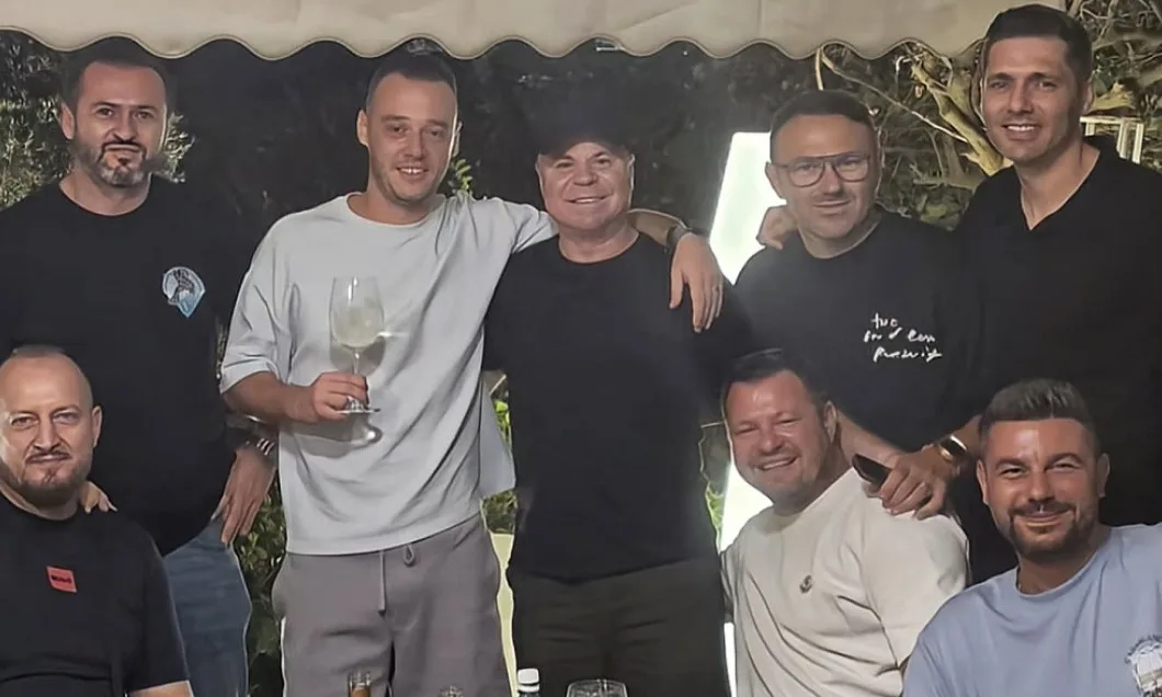 Selecționerul României U21, Costin Curelea, secundul acestuia, Ionuț Stancu, dar și cei din staff-ul administrativ: directorul sportiv Marius Niculae și team-managerul Iulian Oțelea, la masa organizată de Nicu Gheară la Ibiza / Foto: Instagram-@nicug